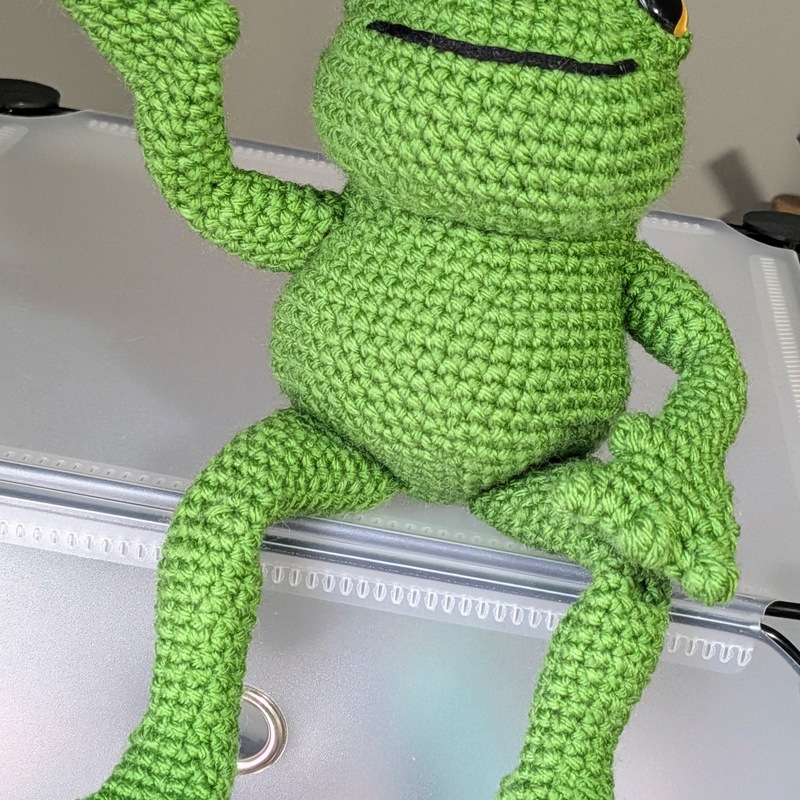 2026/03 Frog with long, bendable limbs for sitting on a ledge