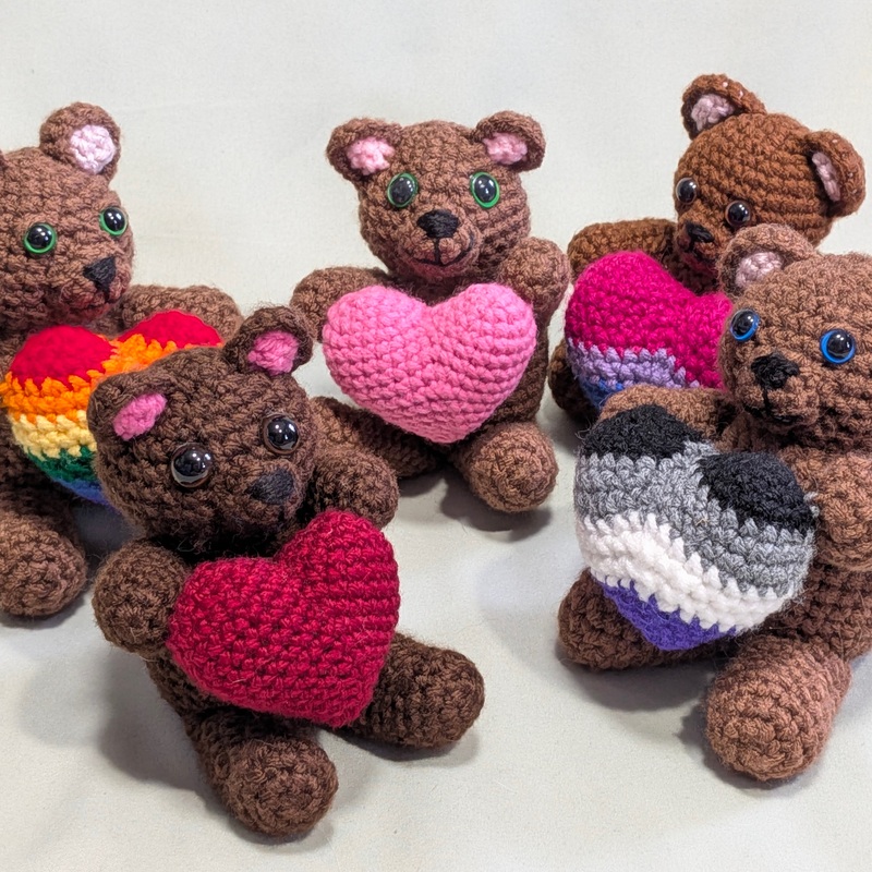 2025/01 Teddy bears holding hearts, in Pride colours or solid shades